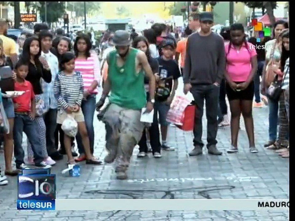 Artista plástico interviene espacios públicos con su "arte efímero"