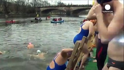 Prag'da dondurucu suya atladılar