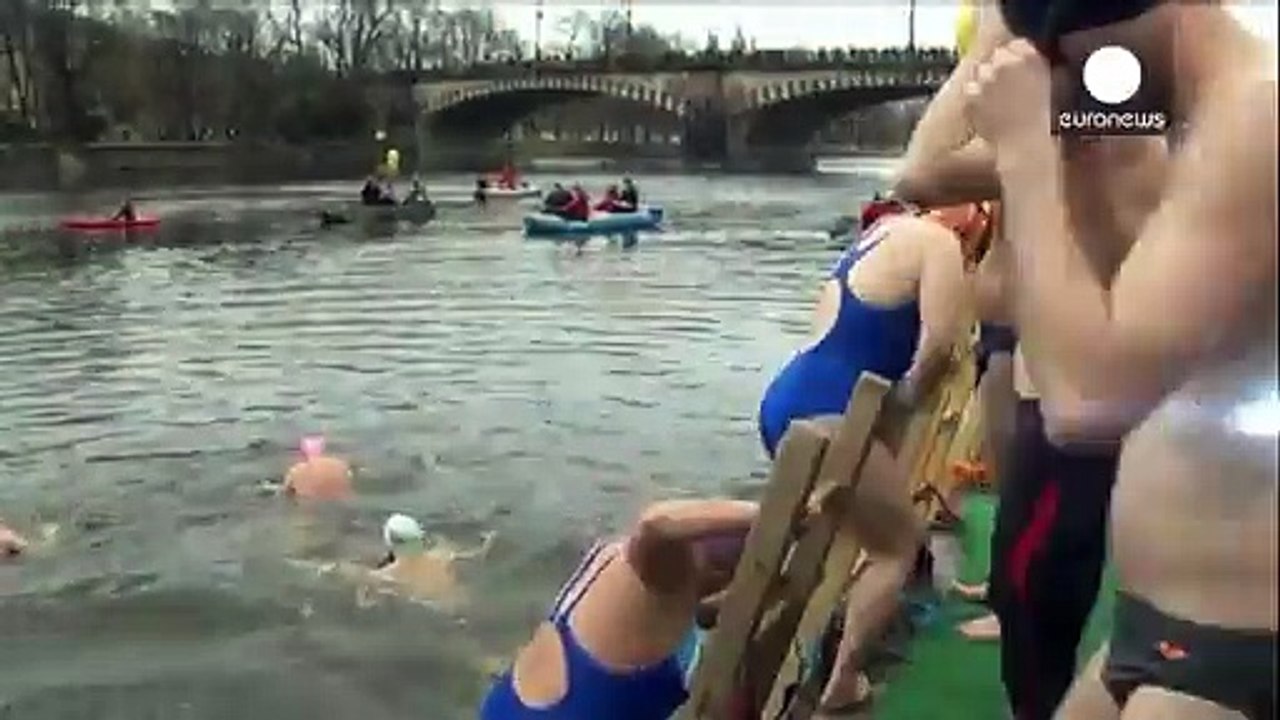 Prag: Rekord beim traditionellen Moldauschwimmen