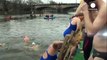 سباحون يتسابقون في نهر بالعاصمة التشيكية وسط البرد القارص