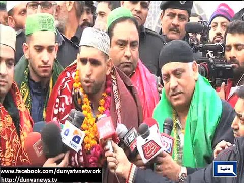 Dunya News - Lahore: Boxer Amir Khan pays visit to Data Darbar, stresses CM to nurture local boxing talent