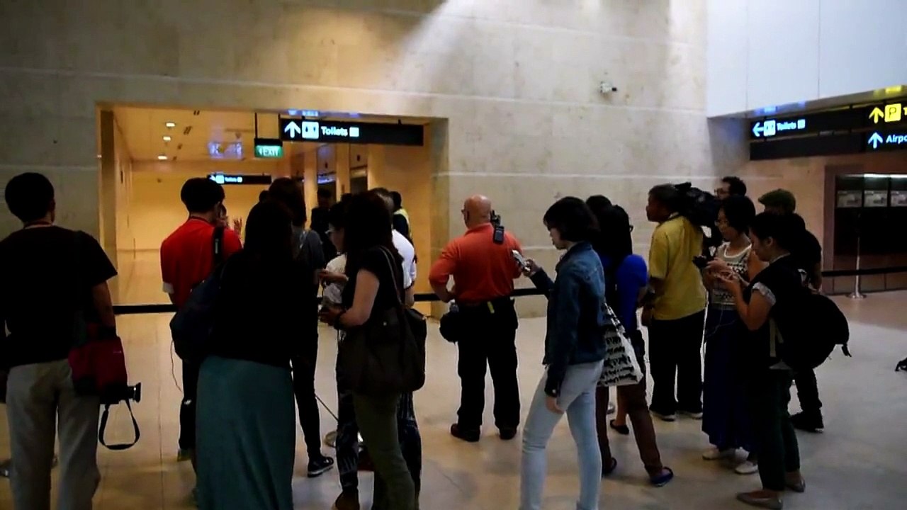 Disparition d'un vol AirAsia: attente à l'aéroport de Singapour