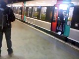 Elle bloque RER et se fait corriger par un coup de pied !