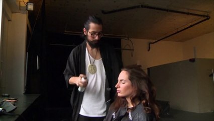 Il crée des robes avec des cheveux