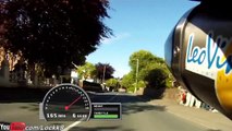 Une course de motos à pleine vitesse  sur les routes de l'île de Man