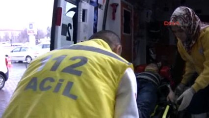 Kamyonetin Altına Giren Otomobilde 4 Kişi Yaralandı