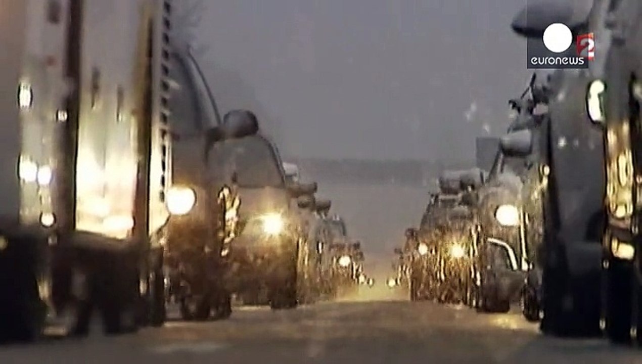 Wintereinbruch in ostfrankreich - reisende stranden in notunterkünften