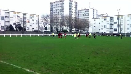 Coup franc de dam boché qui finit sur la barre