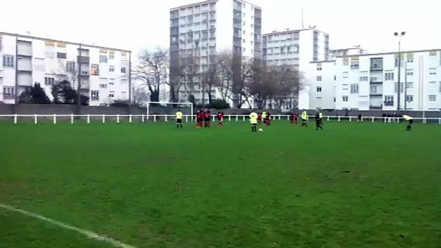 Coup franc de dam boché qui finit sur la barre