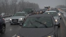 Neige: la journée de galère des automobilistes sur la route des Alpes