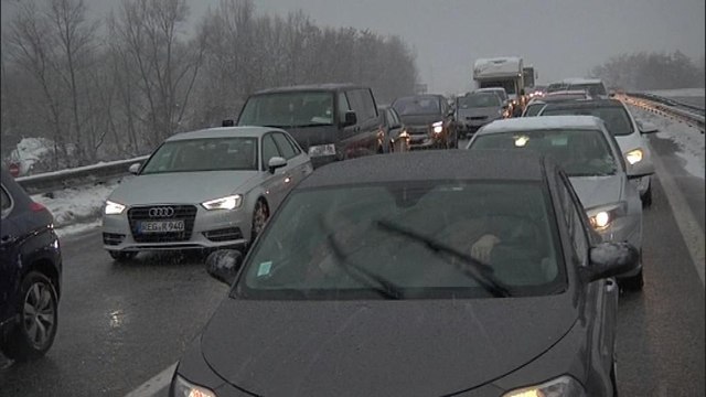 Neige: la journée de galère des automobilistes sur la route des Alpes