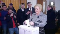 رای دهندگان در کرواسی پای صندوق های رای، برای انتخاب رئیس جمهورشان