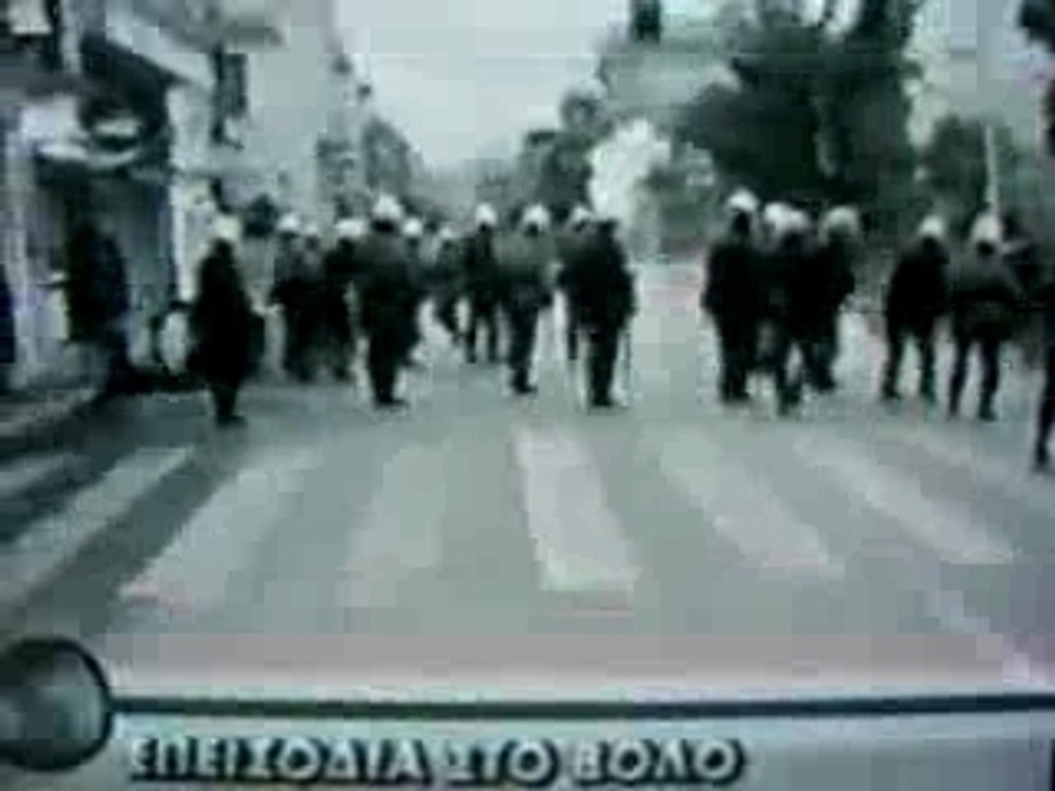GRECE RIOTS FANS ( 1 )