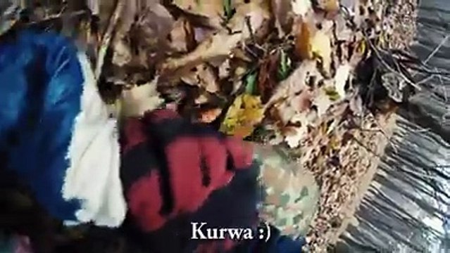 Un homme en motocross se fait agresser par un fou lors d'une ballade en forêt