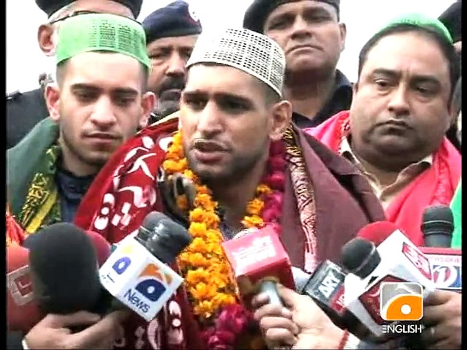 Amir Khan Visits Data Darbar