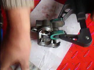 Démontage piston étrier de frein Yamaha TW