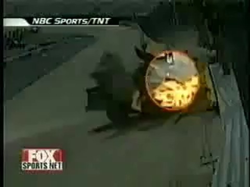 Crash impressionnant en course automobile