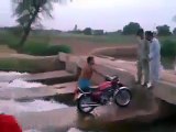 very funny Pakistani bike clips. MUST WATCH THAT - hdentertainment