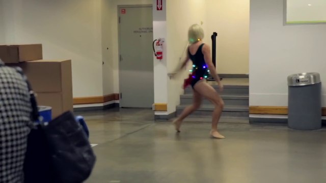 Parodie de SIA : un imitateur fait le choré de Chandelier à IKEA!