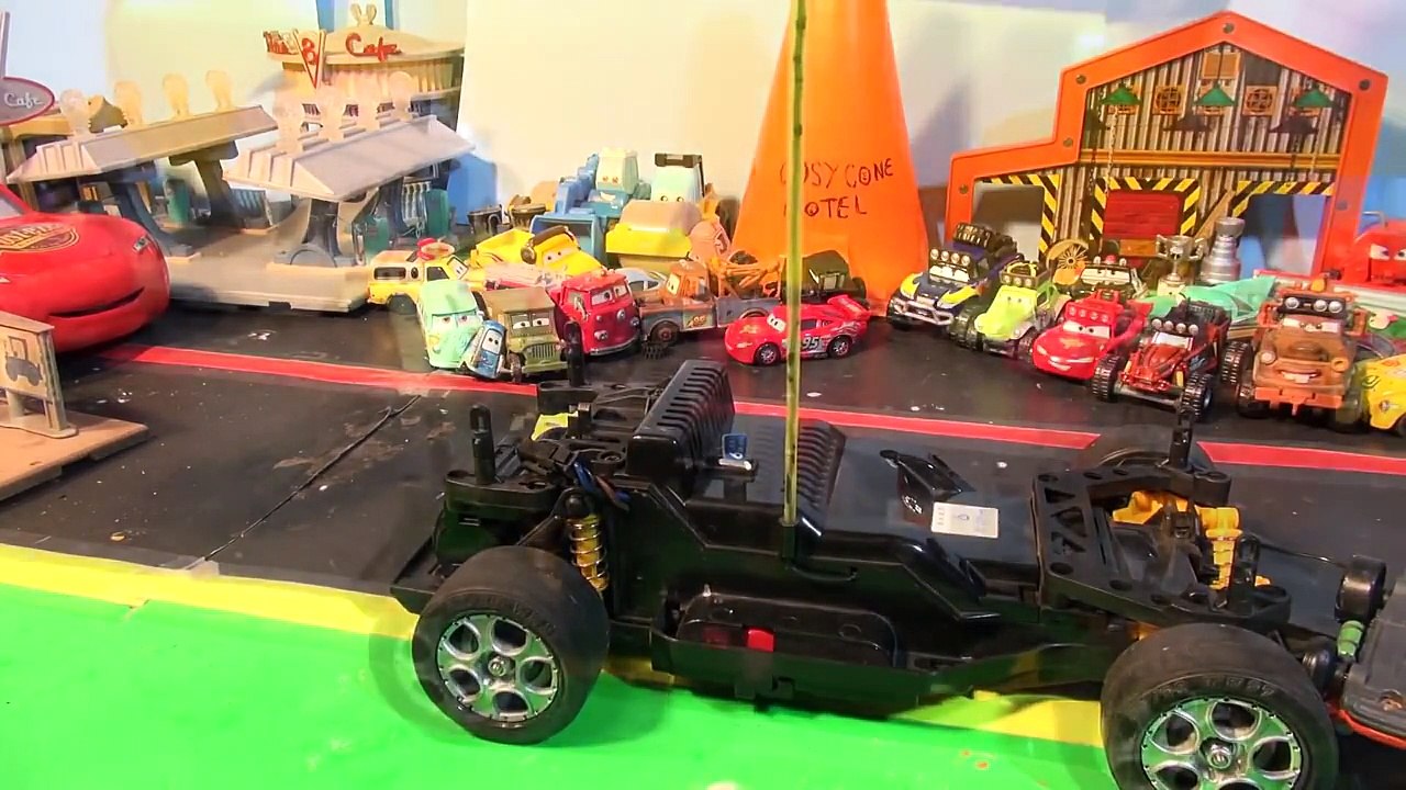 Pixar Cars Lamborghini Pool Accident Repair with Lightning McQueen in Radiator Springs