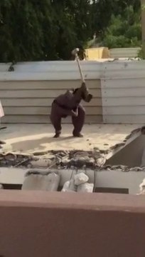 Un gros débile démolie un toit avec une masse : FAIL! Chute violente...