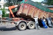 20 guys help a truck lifting an heavy toe!