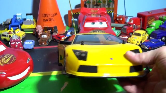 Pixar Cars Radiator Springs 500 unboxing Idle Threat, with Off Road Lightning McQueen and Mater