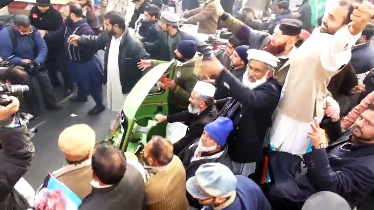 امیر جماعت اسلامی سراج خود رکشہ چلا کر ریلی کی قیادت کر رہے ہیں