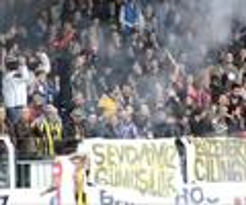 Nejat İşler, futbolcu ve taraftarları yatıştırdı