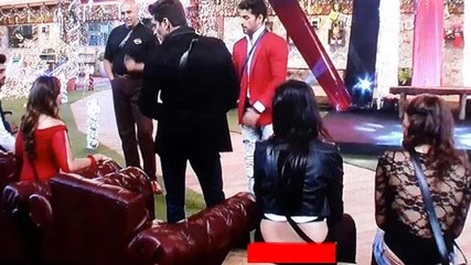 Sonali Raut Suffers Wardrobe Malfunction In Bigg Boss House
