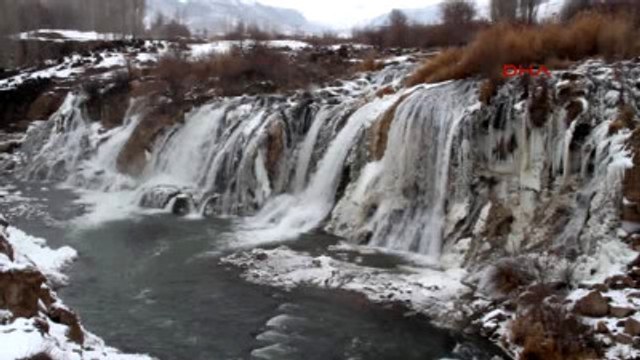 Muradiye Şelalesi Kısmen Dondu