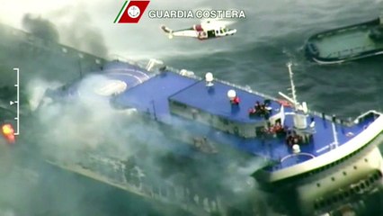 Ferry en feu: l'opération de sauvetage des passagers continue