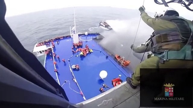 Corfù (Grecia) - Traghetto in fiamme ''Norman Atlantic'' - Elicottero -6- (28.12.14)