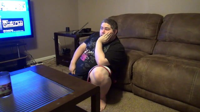 Un grand-père détruit la PS4 de son petit-fils !
