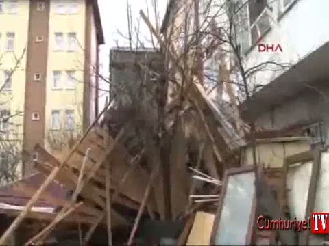 Beykoz'da lodos çatı uçurdu