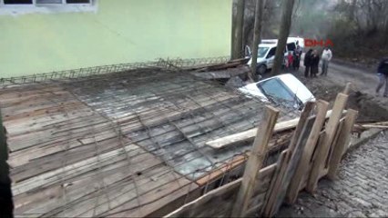 Karabük Otomobil Şadırvan İnşaatına Düştü, İşçi Yaralandı