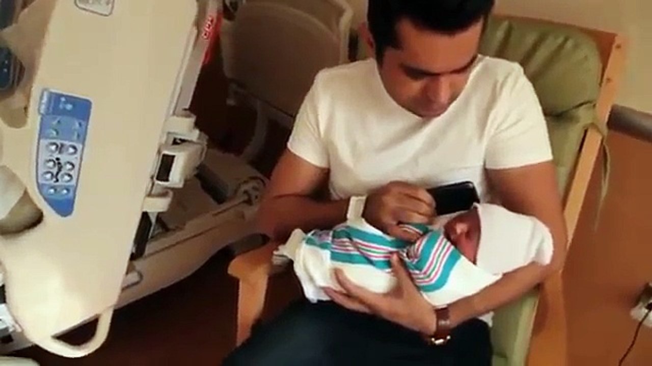 Moulana Tariq Jameel Aay First Azaan In Ears of Veena Malik Son