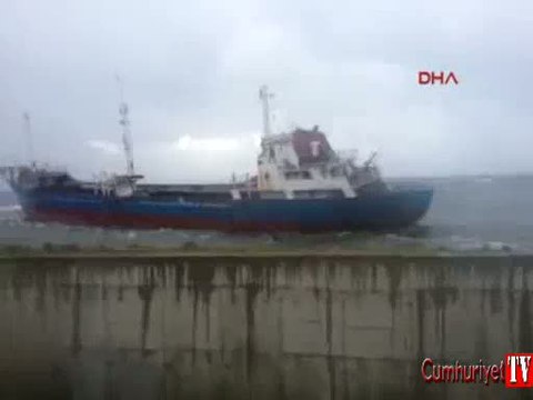 Pendik'te kuru yük gemisi kayalıklara sürüklendi