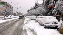 Makedonya?da Yoğun Kar Yağışı Hayatı Felç Etti