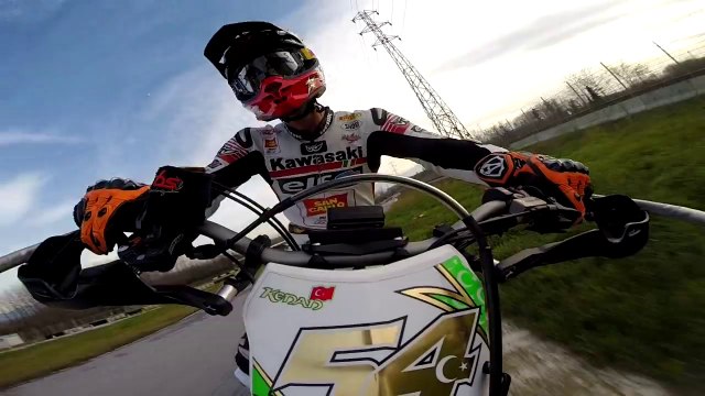 Milli motosikletçi Sofuoğlu, 2014'ün son antrenmanında kaza yaptı