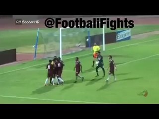 Un arbitre frappe un joueur