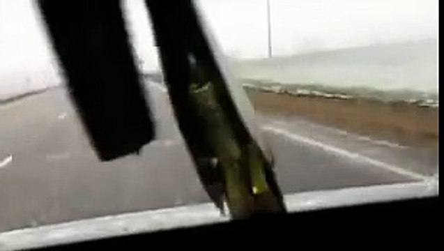 ▶ Momento em que um carro explode na queda de um raio durante perseguição policial em alta velocidade após roubo de igreja na Russia – Catigo ou acaso