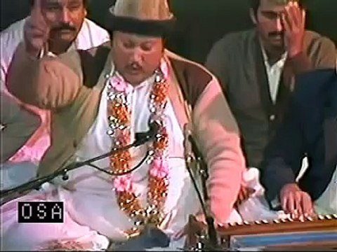 Kamli Walay Muhammad To Sadkay Me Jan (Nusrat Fatheh Ali Khan)