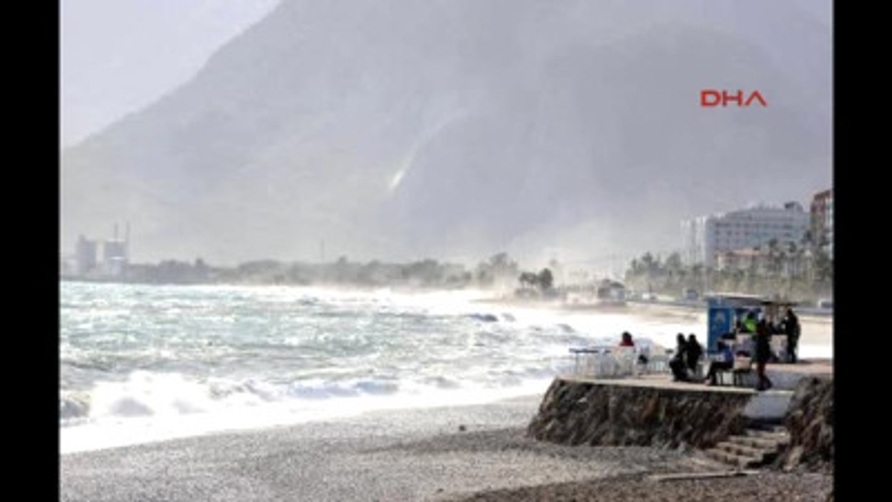 Antalya Konyaaltı'nda Dev Dalgalar