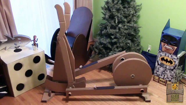 Un vélo elliptique fabriqué avec du carton