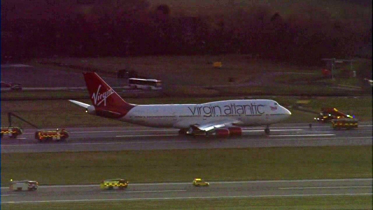Plane makes non-standard landing with gear problem