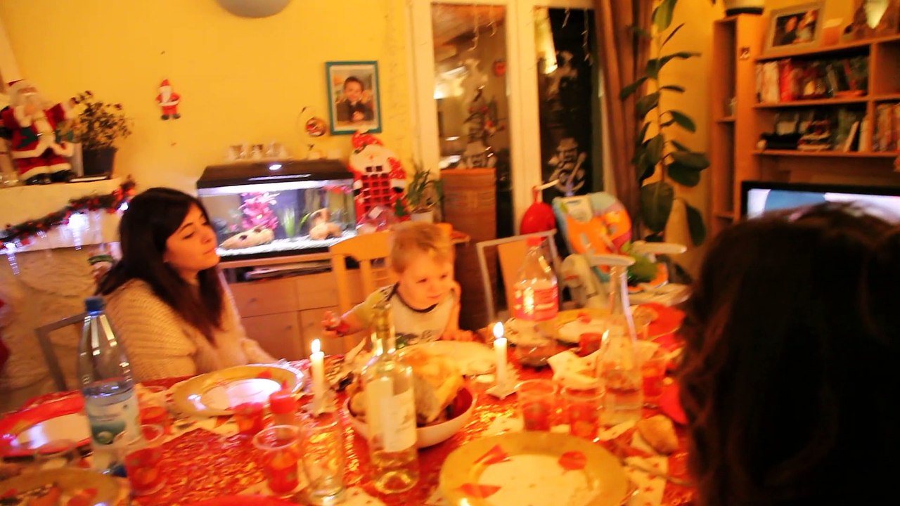 au réveillon de Noël Ilan qui apprend a souffler sur les bougies.