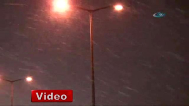 İstanbul'da Yağan Kar Trafiği Felç Etti