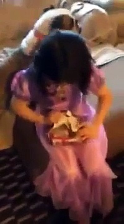 Un père cruel offre à sa fille un bout de glace en lui disant que c'est une poupée "La reine des neige" de Frozen!