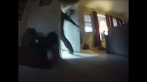 Dono filma a reação de seu cachorro quando ele sai de casa